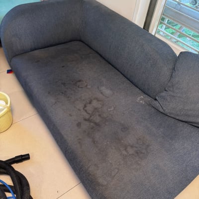 ספה עם כתמים לפני ניקוי