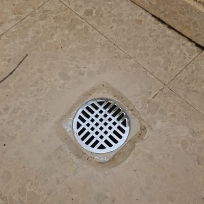 רצפת קרמיקה עם ניקוז מתכת עגול