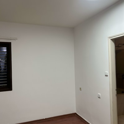 חדר עם קירות צבועים ורצפת עץ