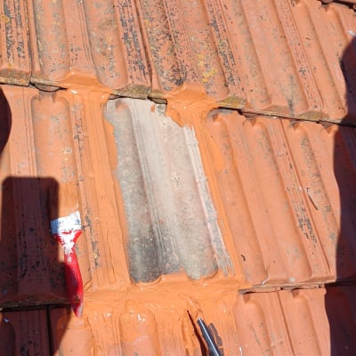 תיקון רעפים עם מברשת וצבע כתום