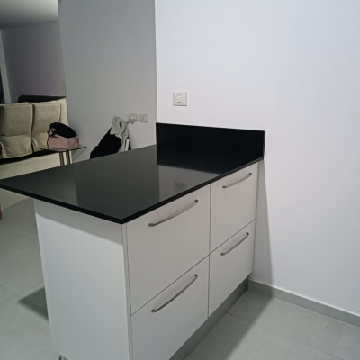 משטח שיש שחור על ארון מטבח לבן