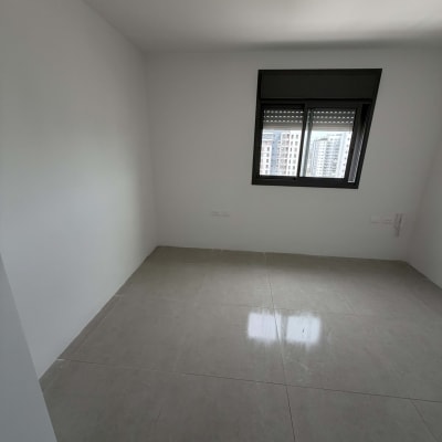 חדר ריק עם קירות צבועים ורצפת אריחים