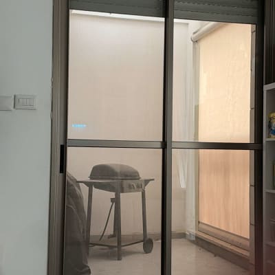 סוכך מסך אנכי מותקן במרפסת דירה להצללה ופרטיות