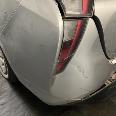 פגוש אחורי של רכב עם נזק קל ושריטות