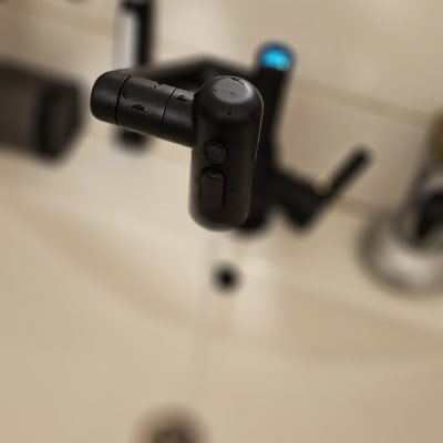 ברז שחור עם ידית וכפתורים בכיור לבן