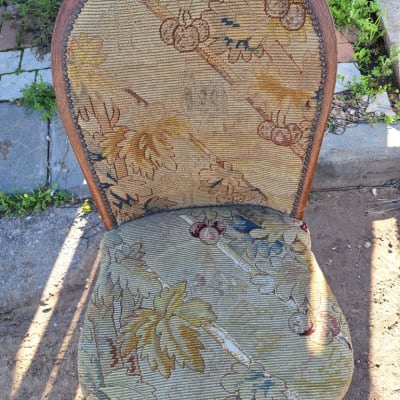 כיסא עם ריפוד ישן