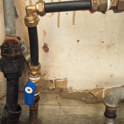 צינור מים עם ברז כחול ומחברים