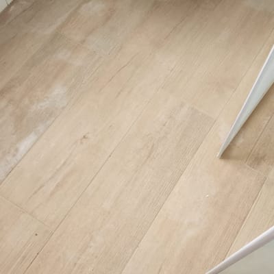 רצפת חדר אמבטיה עם אריחים חדשים ליד אסלה