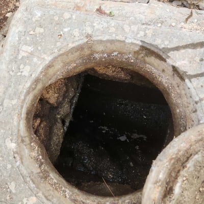 פתח ביוב עגול עם מכסה פתוח