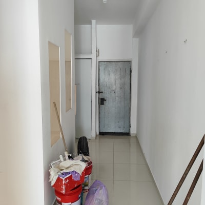 דלי צבע, מברשות ובד לניקוי על הרצפה