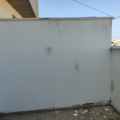 קיר לבן עם כתמי צבע ותיקונים