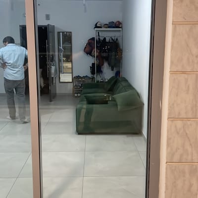 דלת זכוכית עם השתקפות של אדם בחדר