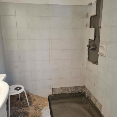 שיפוץ חדר אמבטיה עם אריחים ותיקון קיר