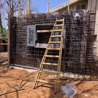 אתר בנייה עם סולם וקירות בטון