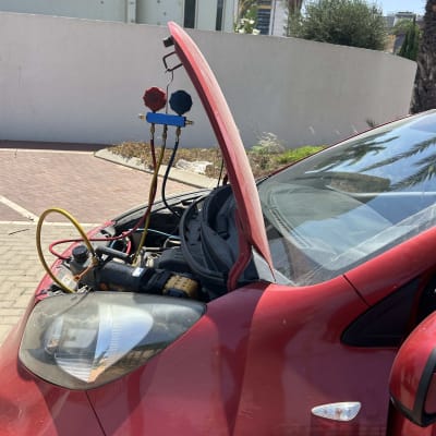 רכב עם מכסה מנוע פתוח וכלי עבודה חשמליים