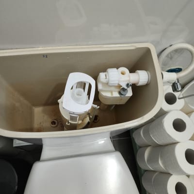 מיכל הדחה פתוח עם מנגנון פנימי של אסלה