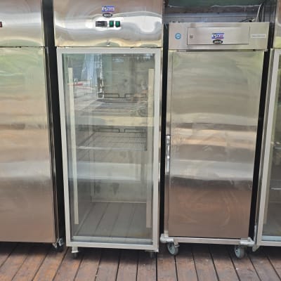 ארבעה מקררים תעשייתיים על רצפת עץ