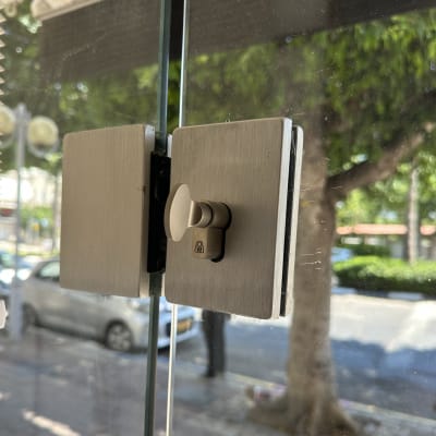 מנעול על דלת זכוכית עם נוף חיצוני