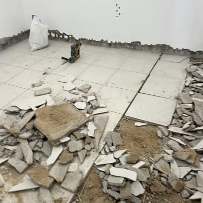 שיפוץ רצפה עם אריחים שבורים וכלי עבודה