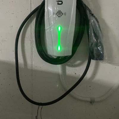 מטען חשמלי עם כבל תלוי על קיר