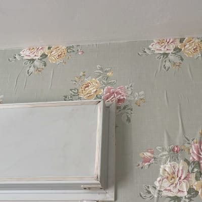 טפט פרחוני עם ורדים בצבעים שונים