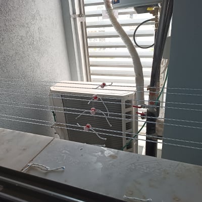 חבלי כביסה מתוחים על מתקן חיצוני