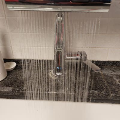 ברז מים זורמים בכיור מטבח