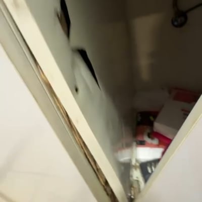 ארון מטבח פתוח עם נזק פנימי נראה