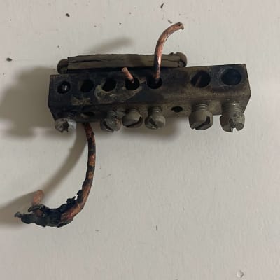 חוטי חשמל שרופים ומחבר פגום