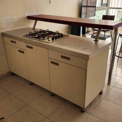 מטבח עם כיריים על ארון לבן