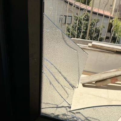 זכוכית שבורה עם נוף חיצוני של מרפסת