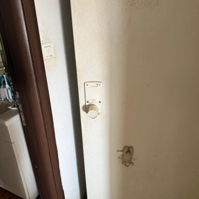 דלת עם מנעול ולחצן