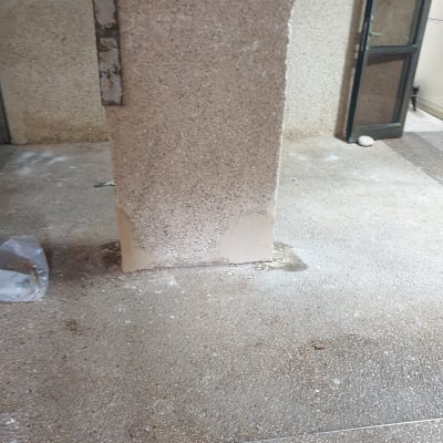 עמוד בטון עם סימני צבע על הרצפה