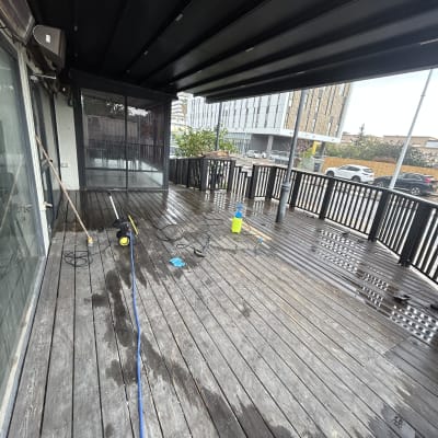 מרפסת עץ עם כלי עבודה לניקוי