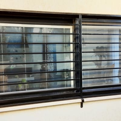 חלון עם סורגים שחורים אופקיים