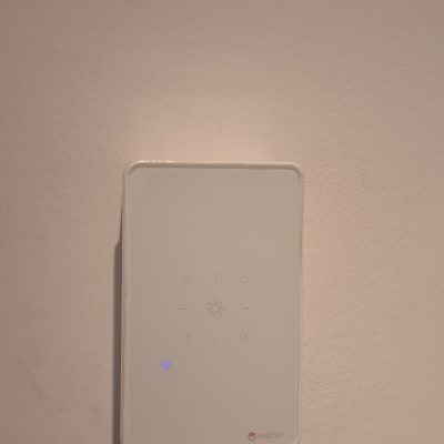 מתג חכם על קיר עם חיווי Wi-Fi