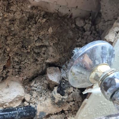 צינור מים חשוף עם נזילה בקיר