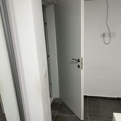 דלת פנים פתוחה עם מזגן על הקיר