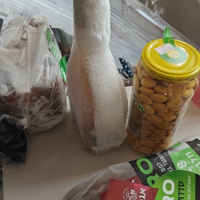 מוצרים קפואים ובקבוק במקפיא עם קרח