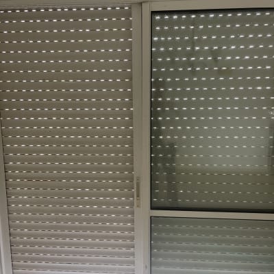 ניקוי תריסים וחלונות עם מים