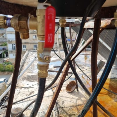 צינורות ומחברים של דוד שמש על גג