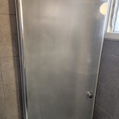 דלת זכוכית למקלחת עם מסגרת מתכת