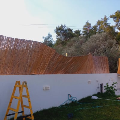 סולם צהוב ליד גדר במבוק בבנייה