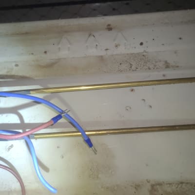 חוטי חשמל מחוברים לגוף חימום של דוד שמש