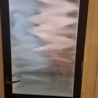 דלת עם זכוכית מטושטשת ודוגמת גלים