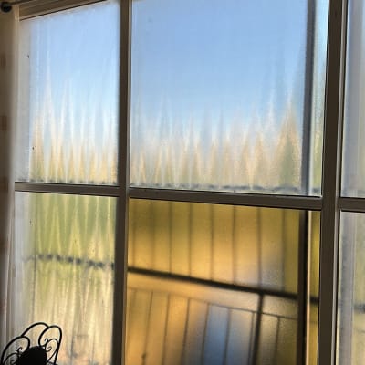 חלון זכוכית עם אור שמש חודר