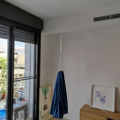 חבל תלוי מהתקרה עם וילון כחול