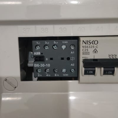 ממסר חשמלי ומפסק בלוח חשמל