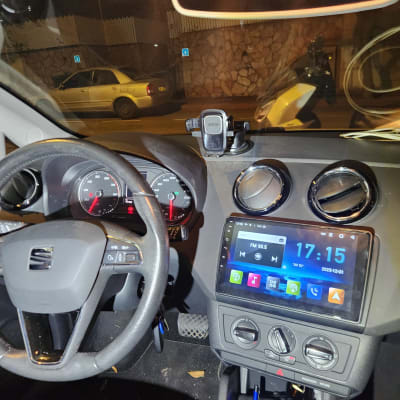 פנים רכב עם הגה ומערכת מולטימדיה