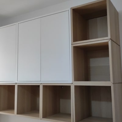 ארונות עץ תלויים עם מדפים פתוחים